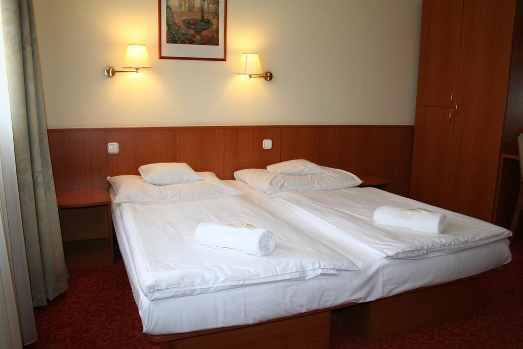 Korona Panzio Budapest Rom bilde